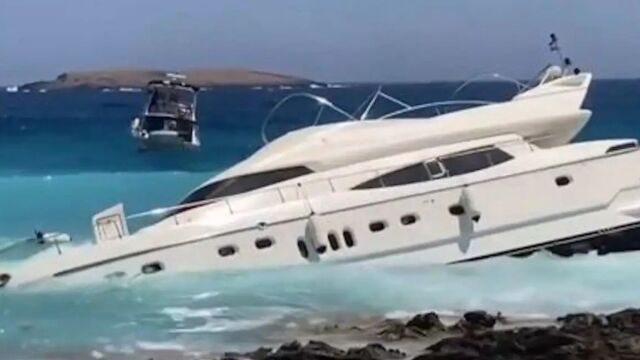 Κύθηρα: Θαλαμηγός προσάραξε σε παραλία - Σώος ο μοναδικός επιβαίνων του σκάφους (Βίντεο)