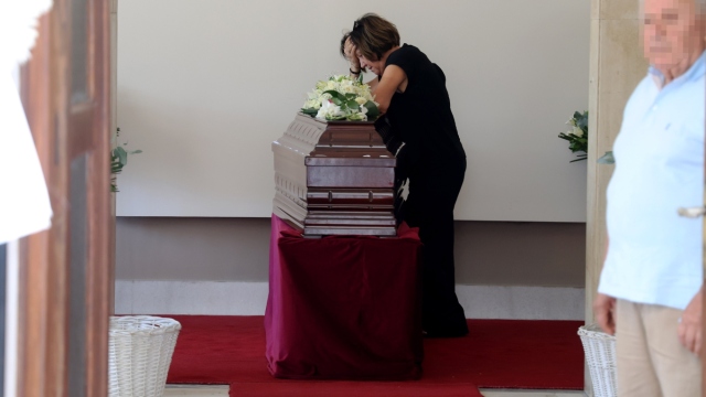 Νίκος Καλογερόπουλος: Το τελευταίο αντίο στο Α' Νεκροταφείο με συγγενείς, φίλους και συναδέλφους - Με το τραγούδι του Καραϊσκάκης ολοκληρώθηκε η πολιτική κηδεία (Εικόνες & Βίντεο)