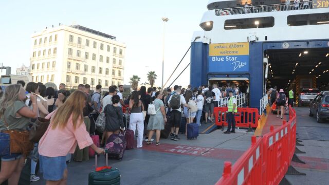 Κορυφώνεται η έξοδος των εκδρομέων του Δεκαπενταύγουστου: Χαμός στα λιμάνια, χιλιάδες ταξιδιώτες εγκαταλείπουν την Αθήνα  - Αυξημένη η κίνηση στον Πειραιά