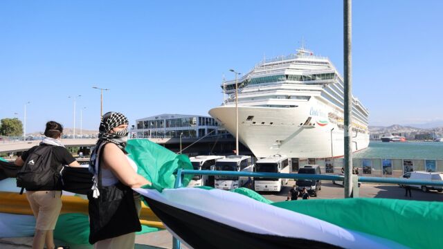 Συγκέντρωση διαμαρτυρίας στο λιμάνι του Πειραιά για την άφιξη του ισραηλινού κρουαζιερόπλοιου Crown Iris (Eικόνες & Βίντεο)