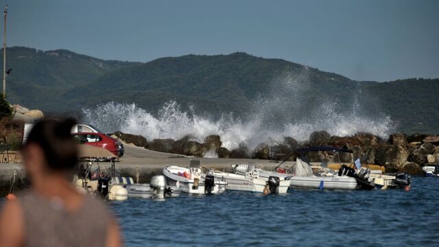 Καιρός: Θυελλώδη μελτέμια έως 100 χλμ./ώρα, απαγορευτικό απόπλου σε Ραφήνα και Λαύριο, ακυρώθηκε δρομολόγιο από Πειραιά - Πέφτει η θερμοκρασία, πώς θα κυλήσει ο Δεκαπενταύγουστος (Βίντεο)