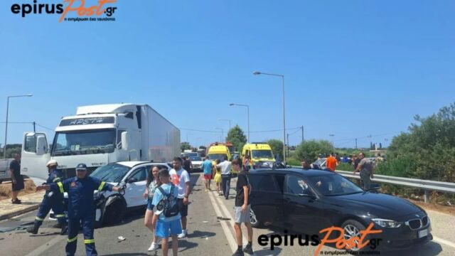 Πρέβεζα: Σοβαρό τροχαίο στην υποθαλάσσια σήραγγα στο Άκτιο - Συγκρούστηκε φορτηγό με τρία ΙΧ, οκτώ τραυματίες (Εικόνες & Βίντεο)