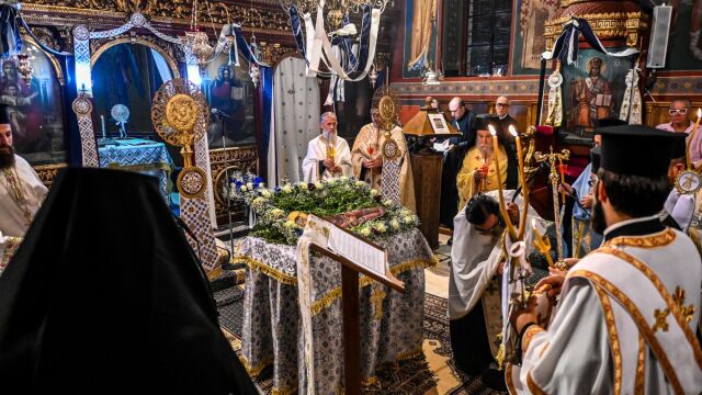 Δεκαπενταύγουστος στον ναό που βάφτισε το Μοναστηράκι: Δακρύζω, είναι η μητέρα όλων μας - Ζητώ να έχει τον γιο μας καλά εκεί πάνω (Βίντεο)
