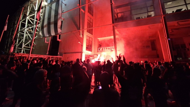 ΠΑΟΚ: Νυχτερινή διαμαρτυρία έξω από την Τούμπα για την πώληση του Κωνσταντέλια (Εικόνες)