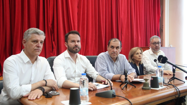 Φωτιά στη Σαλαμίνα: Σύσκεψη Κατσαφάδου για την αποκατάσταση των ζημιών