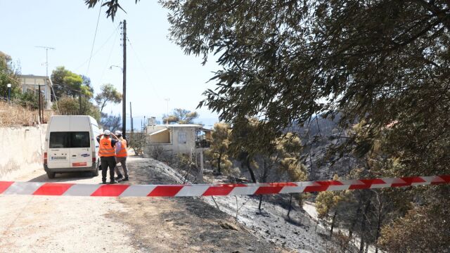 Πώς ξεκίνησε η φονική φωτιά στη Σαλαμίνα: Τα τρία σενάρια που εξετάζουν οι αρχές - Προσαγωγή γυναίκας για το μέτωπο στα Σελήνια (Βίντεο)