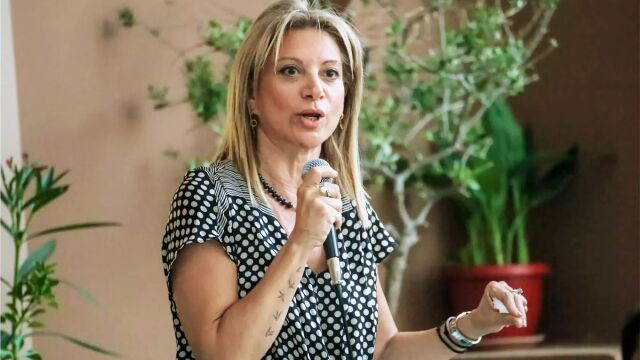 Η Καρυστιανού ως νέα Μαντάμ Σουσού, η πολιτευτής της ΝΔ που θυμώνει με τους συνυποψηφίους και οι συνεργάτες Ανδρουλάκη που βρίσκονται στα μαχαίρια λόγω… Τσίπρα