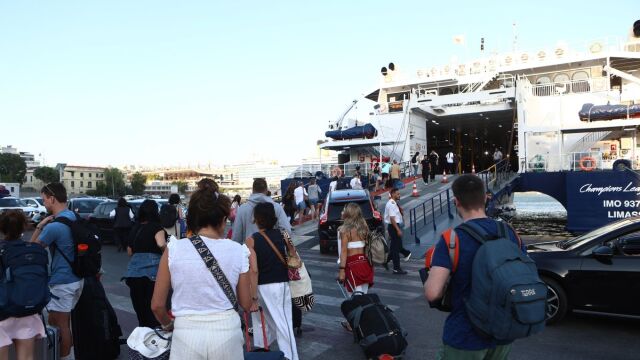 Ξεκίνησε η επιστροφή των αδειούχων: Πάνω από 90.000 επιβάτες στα λιμάνια της Αττικής (Βίντεο)