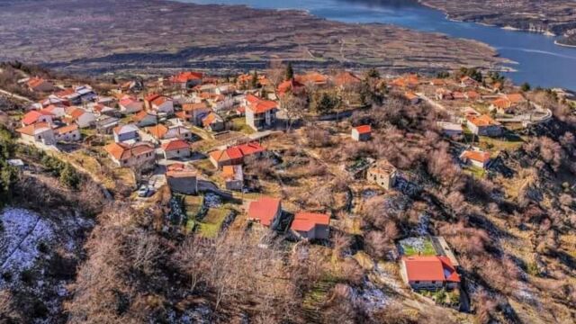 Κοζάνη: Αυτοκίνητο έπεσε σε χαράδρα 150 μέτρων - Σώθηκαν από δέντρο οι τρεις ηλικιωμένοι επιβάτες, τους απεγκλώβισε η Πυροσβεστική