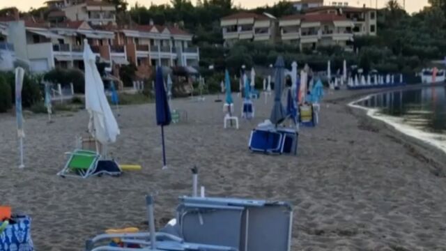 Χαλκιδική: Έβαλαν ξανά στην παραλία τις 100 ομπρέλες και ξαπλώστρες που είχε ξηλώσει ο Δήμος Πολυγύρου - Τι καταγγέλλουν οι μόνιμοι κάτοικοι (Βίντεο)