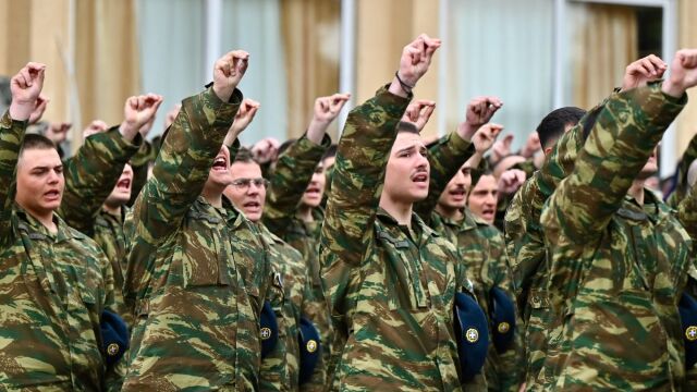 Αλλαγές στη στρατιωτική θητεία: Ποιοι μπορούν να υπηρετήσουν 9 μήνες - Τι θα ισχύσει για τις αναβολές σπουδών