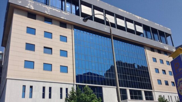 Αγία Παρασκευή: Αναβλήθηκε για τις 27 Αυγούστου η δίκη του συζύγου της παρουσιάστριας που κατηγορείται για ενδοοικογενειακή βία - Δεν μπορεί να επιστρέψει στην κατοικία του
