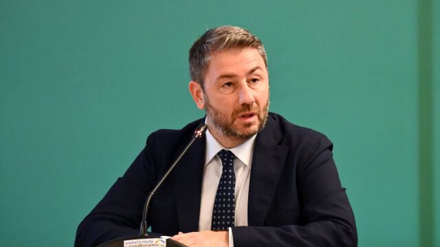 Φιέστα µε στιλ Ανδρέα ετοιµάζει το ΠΑΣΟΚ: Σκηνικό άλλης εποχής θα στήσει ο Ανδρουλάκης στο Ηράκλειο για τη συγκέντρωση της 3ης Σεπτεµβρίου