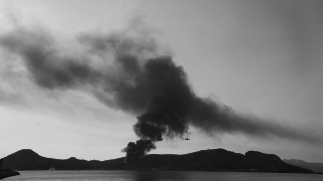 Φωτιά στη Σαλαμίνα: Ολονυχτία της Πυροσβεστικής για να προλάβει τις αναζωπυρώσεις - Τι ήταν οι εκρήξεις που ακούστηκαν