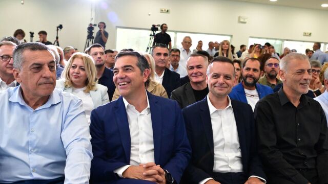 Εκνευρισμός στο ΠΑΣΟΚ με Δούκα - Τα σχόλια για την επιλογή να βρεθεί δίπλα στον Τσίπρα και το reunion με τον Πρωτόπαπα