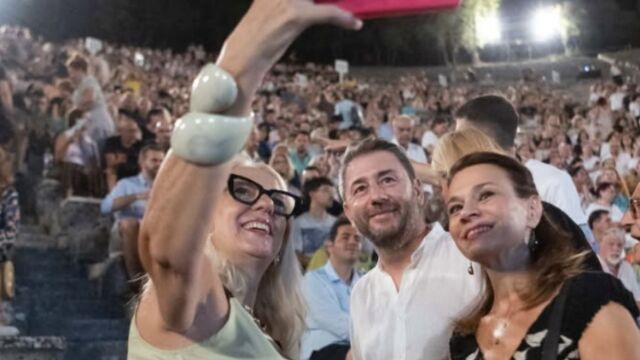 Ανδρουλάκης: Στην Επίδαυρο με τον γιο του ο πρόεδρος του ΠΑΣΟΚ για να δουν θεατρική παράσταση