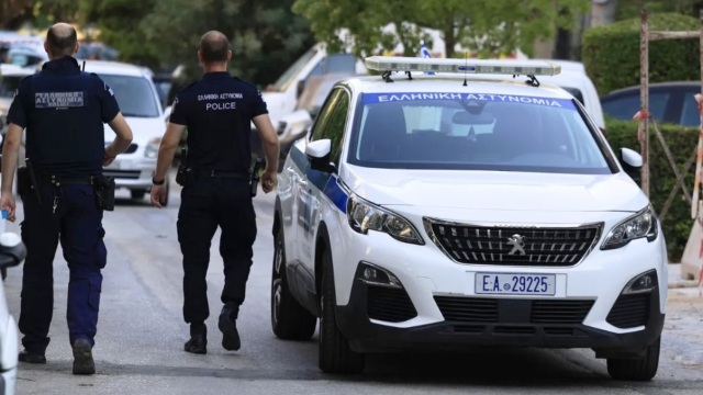 Συνελήφθη ειδικός φρουρός μετά από καταγγελία 16χρονης - Την αγκάλιασε και προσπάθησε να τη φιλήσει