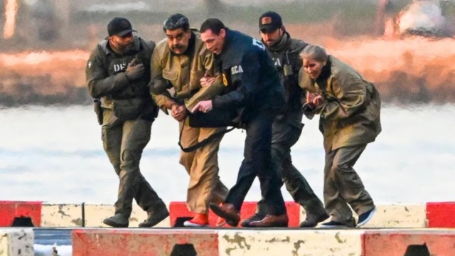 Νικολάς Μαδούρο: Εμφανώς αδυνατισμένος στις πρώτες φωτογραφίες από τη φυλακή - Ο Θεός είναι μαζί μας