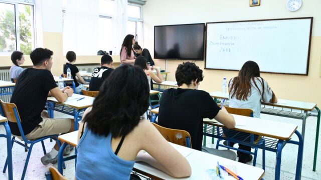 Νέα σχολική χρονιά: Οι 15 αλλαγές που θα συναντήσουν μαθητές και εκπαιδευτικοί από το πρώτο κουδούνι - AI, απινιδωτές, Εθνικό Απολυτήριο και ΙΒ στα δημόσια