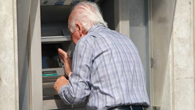 Συντάξεις: Τα παράθυρα για έξοδο πριν από τα 62 - Τι γίνεται με το επίδομα των 300 ευρώ 