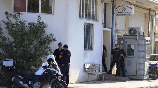 Αιματηρό επεισόδιο στο ΑΤ Μάνδρας: Ρίξε, ρίξε, γιατί δεν μου ρίχνεις; - Καρέ καρέ η έφοδος του 31χρονου με το μαχαίρι, η απειλή και ο πυροβολισμός (Βίντεο)