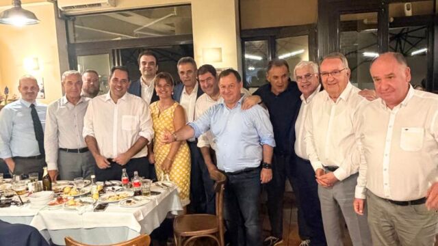 Το πρώτο γαλάζιο τραπέζι της ΔΕΘ με 45 βουλευτές και οικοδεσπότη τον Κυριάκο Πιερρακάκη - Ποιοι έδωσαν το παρών (Εικόνες)
