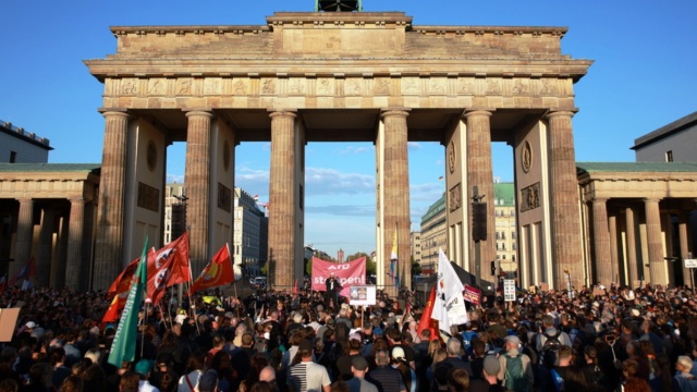 AfD: Στους δρόμους χιλιάδες Γερμανοί μετά την εκλογική νίκη - Ένταση με την αστυνομία (Εικόνες & Βίντεο)