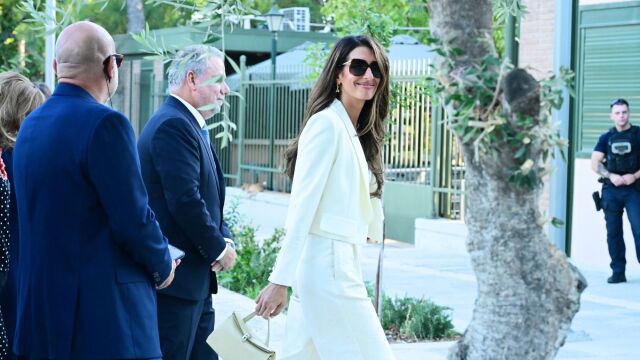 Αμάλ Κλούνεϊ: Εντυπωσιακή εμφάνιση με ολόλευκο κοστούμι στην εκδήλωση της UNESCO στον ναό του Ολυμπίου Διός - Οι αφίξεις των υψηλών προσκεκλημένων (Εικόνες & Βίντεο)