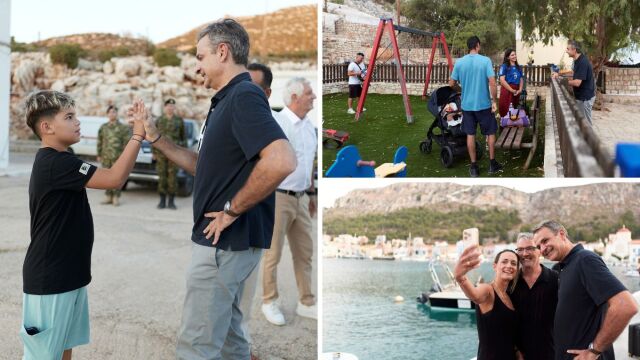 Στο Καστελόριζο ο Κυριάκος Μητσοτάκης: Χαμόγελα, χειραψίες, σελφις και έκπληξη στην παιδική χαρά η πρώτη μέρα στο ακριτικό νησί - Τα κλικ του φωτογραφικού φακού (Εικόνες)