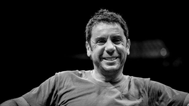 Συγκινητικό αφιέρωμα στο Γιώργο Μαζωνάκη: Το ηχητικό απόσπασμα από μεγάφωνα και τα λευκά μπαλόνια στον ουρανό (Βίντεο)