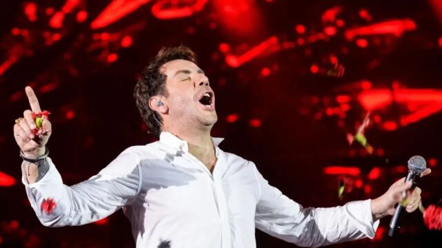 Γιώργος Μαζωνάκης: Στο μικροσκόπιο των Αρχών η φωτογραφία του τραγουδιστή που τράβηξε με το κινητό της τηλέφωνο η σύζυγος του γιατρού (Βίντεο)
