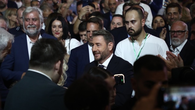 ΠΑΣΟΚ: Η Χαριλάου Τρικούπη περιμένει την ανατροπή στα γκάλοπ μετά τη ΔΕΘ, αλλά οι δελφίνοι δεν εφησυχάζουν - Τι θα συμβεί αν η δημοσκοπική βελόνα παραμείνει κολλημένη