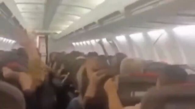 Πανικός σε πτήση Boeing 737 στο Ιράν: Διαλύθηκε μέρος του εσωτερικού του αεροπλάνου λόγω βλάβης στην απογείωση (Βίντεο)