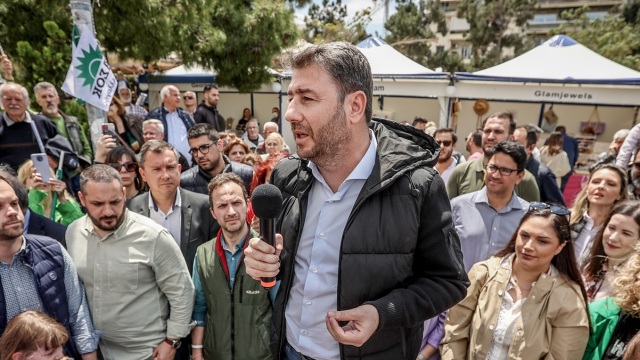 Ηρεμία πριν από την καταιγίδα στο ΠΑΣΟΚ: Η παρασκηνιακή δυσαρέσκεια για τις δημοσκοπήσεις, η αποχώρηση Βρεττού και ο φόβος νέων φυγών προς τον Τσίπρα