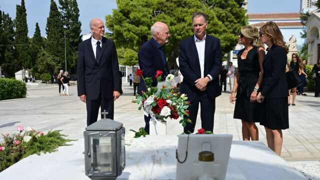 Μαργαρίτα Παπανδρέου: Στον τάφο του Ανδρέα Παπανδρέου μετά την κηδεία της τα παιδιά του (Εικόνες & Βίντεο)