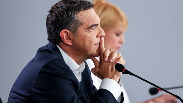 Αλέξης Τσίπρας: Προχωρά σε αλλαγές στο επικοινωνιακό επιτελείο λόγω “κάποιων αρρυθμιών - Ξεκινά περιοδείες για όλους τους νομούς για την προβολή του των προτάσεων της ΕΛΑΣ