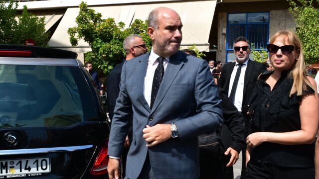 Το άγνωστο παρασκήνιο από τις δραματικές ώρες της οικογένειας Μαζωνάκη: Ο ρόλος του Δημήτρη Μαρκόπουλου στην επικοινωνία με το νοσοκομείο Ελπίς
