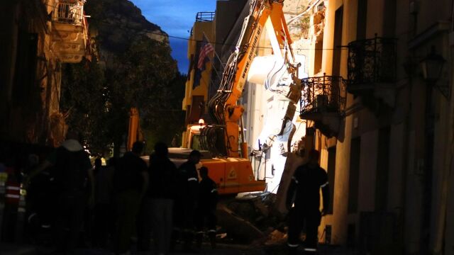 Έκρηξη στην Πλάκα: Νέες πληροφορίες για τους έξι αγνοούμενους - Τι περιείχε η γυναικεία τσάντα που εντοπίστηκε στο βομβαρδισμένο τοπίο
