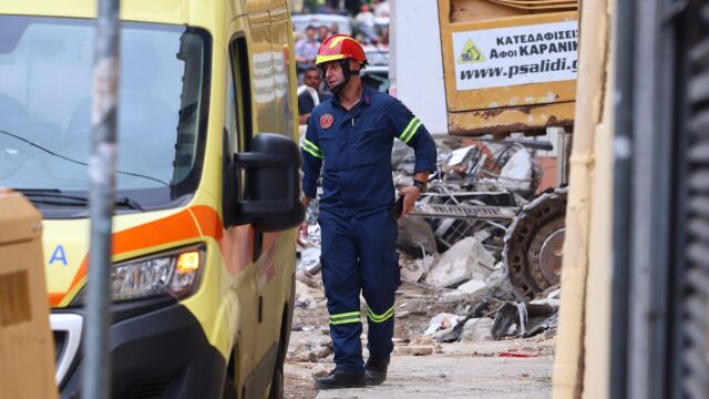 Ανείπωτη τραγωδία στην Πλάκα: Εντοπίστηκαν και οι 6 σοροί από το κτήριο που κατέρρευσε (Βίντεο)