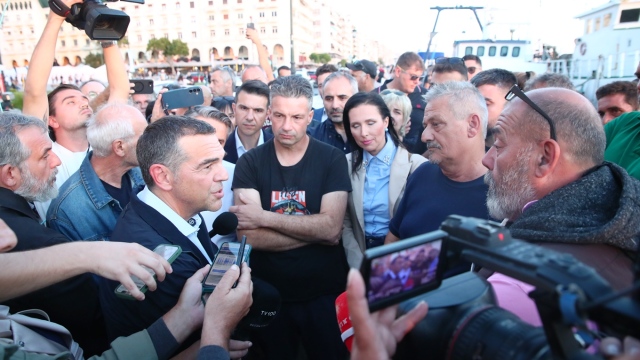 Ψαράδες τα έψαλαν στον Τσίπρα: Δεκάδες τουρκικά αλιευτικά ψαρεύουν σε ελληνικά ύδατα, έχεις ευθύνη, έλεγες ότι η θάλασσα δεν έχει σύνορα (Βίντεο)