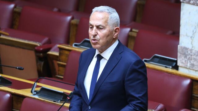 Ευάγγελος Αποστολάκης: Από υπουργός του Τσίπρα και παρ' ολίγον υπουργός του Μητσοτάκη, ανεξάρτητος βουλευτής και τώρα στο ΠΑΣΟΚ