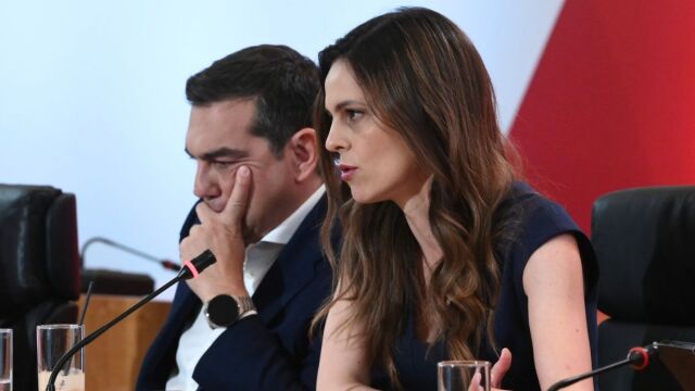 Η συνάντηση Αχτσιόγλου με Τσίπρα, η εκκρεμότητα με το κλείδωμα της εκλογικής περιφέρειας που θα είναι υποψήφια και η επιθυμία της πρώην υπουργού