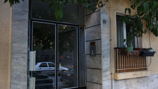 Καλλιθέα: Τι φοβήθηκαν οι Αρχές από τα δύο φιαλίδια που εντοπίστηκαν σε πολυκατοικίες - Γιατί το πικρικό οξύ σε κρυσταλλική μορφή σήμανε συναγερμό