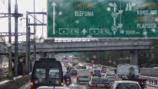 Τροχαίο δυστύχημα στην Αττική Οδό: Ένας νεκρός και ένας τραυματίας από τη σύγκρουση μηχανής με ΙΧ στο Μαρούσι