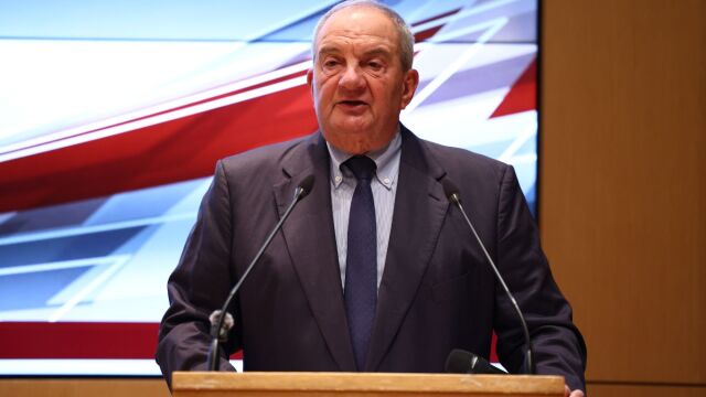 Οι αδιάκοπες παρεμβάσεις του άλλοτε αμίλητου Καραμανλή και το γινάτι να κάνει ζημιά στον Μητσοτάκη