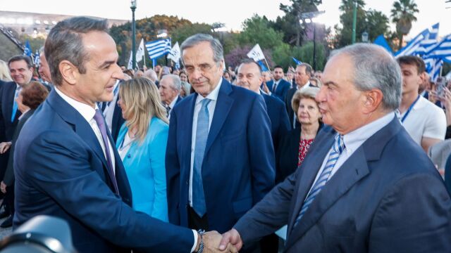 Πλάνο για άµεση προσέγγιση Καραµανλή: Το Μαξίµου επενδύει στην παρουσία του, ώστε να σβήσει τη ζηµιά του Σαμαρά - Σε ρόλο µεσολαβητή ο Μητσοτάκης