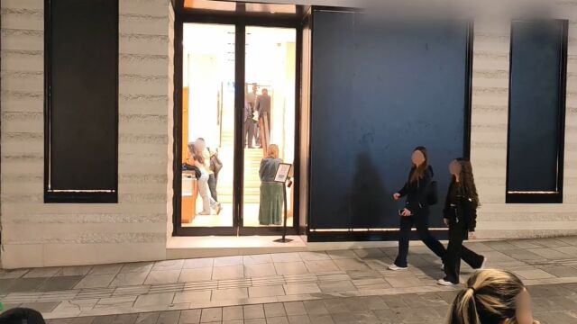 Γαλλικός φόβος ενόψει του πανεκπαιδευτικού συλλαλητηρίου: Προστατευτικά καλύμματα σε κατάστημα ρούχων και αξεσουάρ στο Κολωνάκι (Βίντεο)