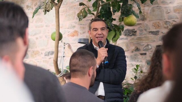 Τσίπρας: Χαμόγελα στην ΕΛΑΣ μετά τη Θεσσαλία - Τα 5 συμπεράσματα της Αμαλίας που κλειδώνουν για το προγραμματικό συνέδριο