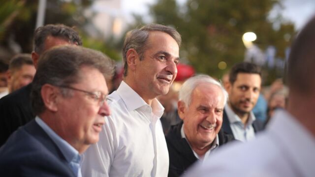 Ο Μητσοτάκης βάζει τα διλήµµατα: Σταθερότητα ή αστάθεια - Άνοιγμα στο κέντρο, αλλά και στα παραδοσιακά κοινά