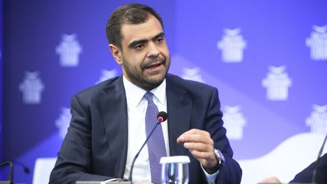 Παύλος Μαρινάκης: Live η ενημέρωση των πολιτικών συντακτών